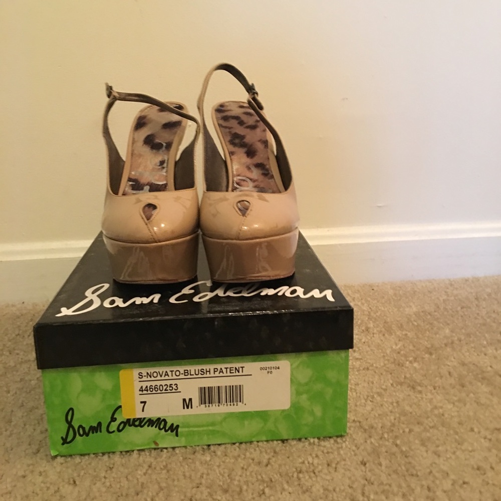 Peep-toe sandals